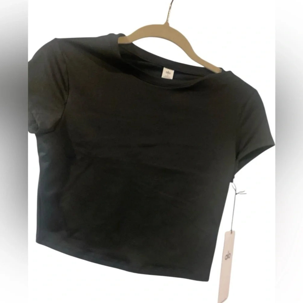 NWT Alo Yoga alosoft cropped finesse short sleeve BLACK Size M - Picture 2 of 5